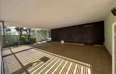 Imagem: A casa possui 3 Dormitórios, 3 Banheiros, 250m² de Área e