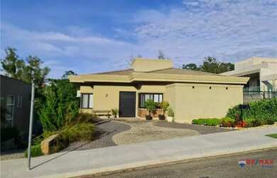 Imagem: A casa possui 3 Dormitórios, 5 Banheiros, 5 Vagas na garagem