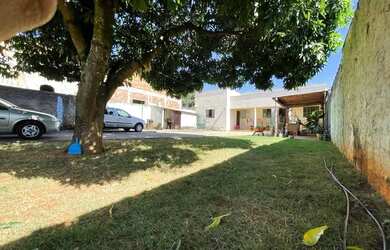 Imagem: A casa possui 3 Dormitórios, 1 Banheiro, 1 Vaga na garagem