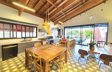 Imagem: A casa em condomínio possui 4 Dormitórios, 4 Banheiros, 4