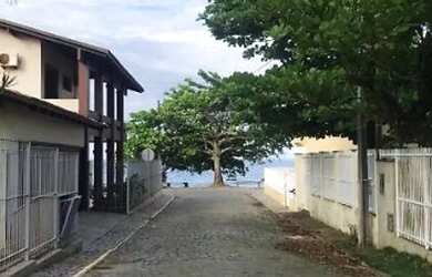 Imagem: A casa possui 3 Dormitórios, 2 Banheiros, 4 Vagas na garagem