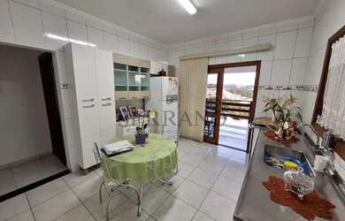 Imagem: A casa possui 3 Dormitórios, 3 Banheiros, 3 Vagas na garagem