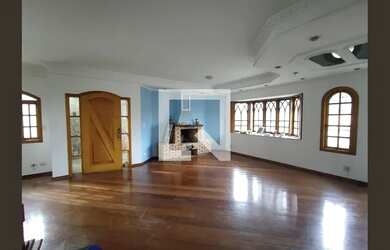 Imagem: A casa possui 4 Dormitórios, 5 Banheiros, 4 Vagas na garagem