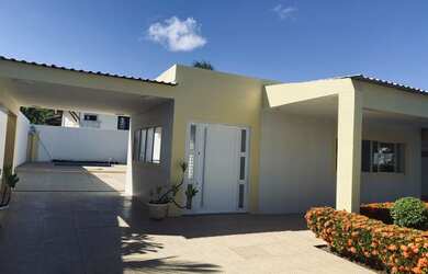 Imagem: A casa possui 3 Dormitórios, 3 Banheiros, 4 Vagas na garagem