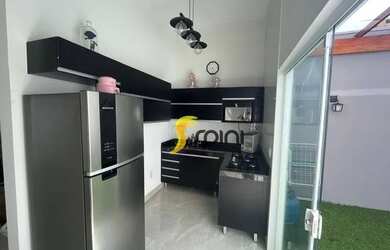 Imagem: A casa possui 2 Dormitórios, 2 Banheiros, 2 Vagas na garagem