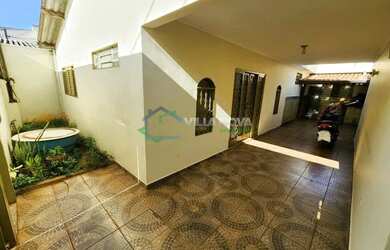 Imagem: A casa possui 3 Dormitórios, 3 Banheiros, 3 Vagas na garagem