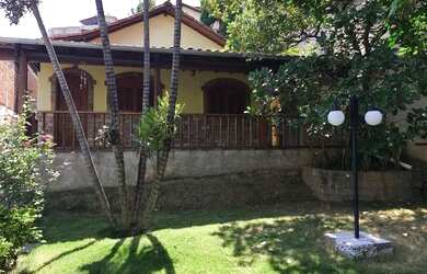 Imagem: A casa possui 3 Dormitórios, 2 Banheiros, 5 Vagas na garagem