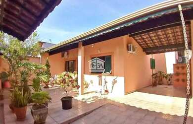 Imagem: A casa possui 3 Dormitórios, 2 Banheiros e 1 Vaga na garagem