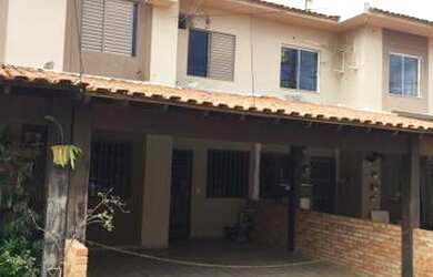 Imagem: A casa em condomínio possui 4 Dormitórios, 2 Vagas na garagem