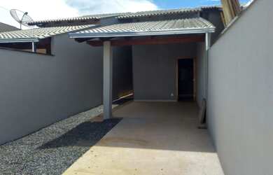 Imagem: A casa possui 2 Dormitórios, 2 Banheiros, 2 Vagas na garagem