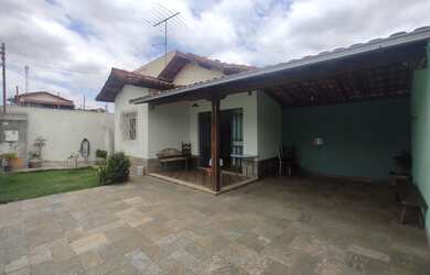 Imagem: O depósito possui 2 Vagas na garagem, 360m² de Área e está