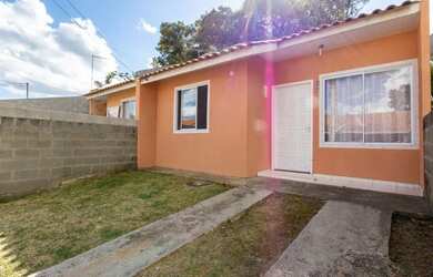 Imagem: A casa possui 2 Dormitórios, 1 Banheiro, 2 Vagas na garagem