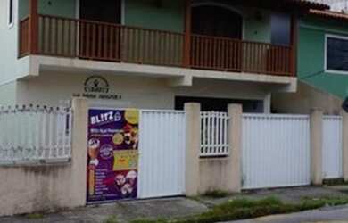 Imagem: A casa possui 4 Dormitórios, 2 Banheiros, 1 Vaga na garagem