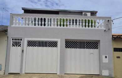 Imagem: A casa possui 5 Dormitórios, 3 Banheiros, 2 Vagas na garagem