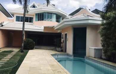 Imagem: A casa em condomínio possui 4 Dormitórios, 5 Banheiros, 4