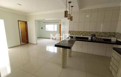 Imagem: A casa possui 3 Dormitórios, 2 Banheiros, 2 Vagas na garagem