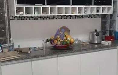 Imagem: A casa possui 2 Dormitórios, 2 Banheiros, 3 Vagas na garagem