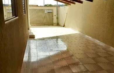 Imagem: A casa possui 3 Dormitórios, 2 Banheiros, 5 Vagas na garagem