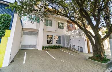 Imagem: O depósito possui 4 Vagas na garagem e 272m² de Área e está