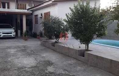 Imagem: A casa possui 3 Dormitórios, 2 Banheiros, 2 Vagas na garagem