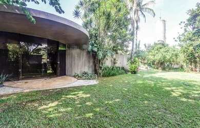 Imagem 3: Única casa projetada por Oscar Niemeyer em São Paulo para venda ou locação...