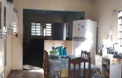 Imagem: A casa possui 2 Dormitórios, 1 Banheiro, 1 Vaga na garagem