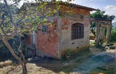 Imagem: A casa possui 1 Dormitório, 1 Banheiro, 1 Vaga na garagem e