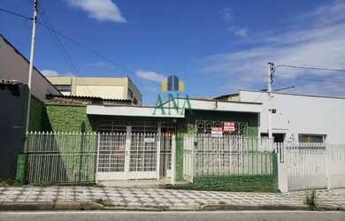 Imagem: A casa possui 5 Dormitórios, 2 Banheiros, 2 Vagas na garagem