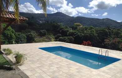 Imagem: A casa possui 4 Dormitórios, 4 Banheiros e 3400m² de Área