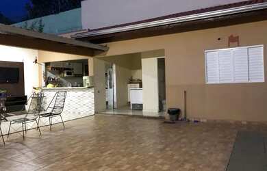 Imagem: A casa em condomínio possui 4 Dormitórios, 4 Banheiros, 4