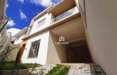 Imagem: A casa possui 3 Dormitórios, 1 Banheiro, 2 Vagas na garagem