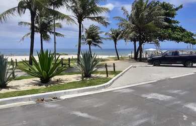 Imagem: A casa possui 3 Dormitórios, 1 Banheiro, 2 Vagas na garagem