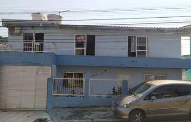 Imagem: A casa possui 4 Dormitórios, 5 Banheiros, 1 Vaga na garagem