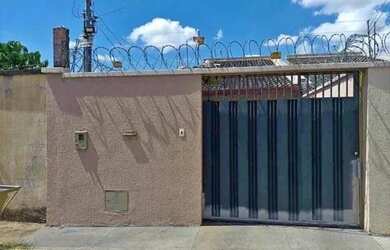 Imagem: A casa possui 3 Dormitórios, 1 Banheiro, 2 Vagas na garagem