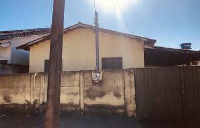 Imagem: A casa possui 2 Dormitórios, 1 Banheiro, 2 Vagas na garagem