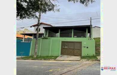 Imagem: A casa possui 4 Dormitórios, 3 Banheiros, 3 Vagas na garagem