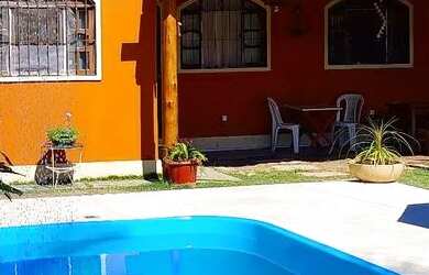 Imagem: A casa possui 2 Dormitórios e 3 Vagas na garagem e está localizado