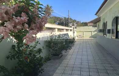 Imagem: A casa possui 3 Dormitórios, 4 Banheiros, 4 Vagas na garagem