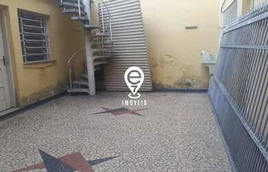 Imagem: A casa possui 4 Dormitórios, 2 Banheiros, 5 Vagas na garagem