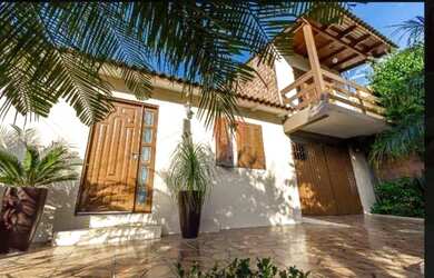 Imagem: A casa possui 3 Dormitórios, 2 Banheiros, 3 Vagas na garagem