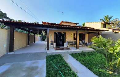 Imagem: A casa possui 4 Dormitórios, 1 Banheiro, 4 Vagas na garagem