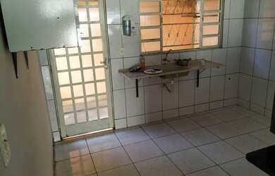 Imagem: A casa possui 2 Dormitórios, 1 Banheiro, 1 Vaga na garagem