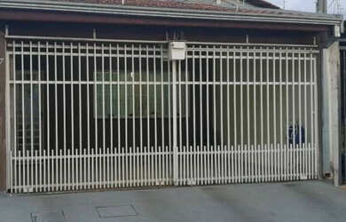 Imagem: A casa possui 3 Dormitórios, 1 Banheiro, 2 Vagas na garagem