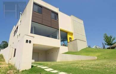 Imagem: A casa em condomínio possui 4 Dormitórios, 5 Banheiros, 4