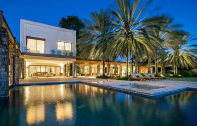 Imagem: A casa em condomínio possui 5 Dormitórios, 5 Banheiros, 4