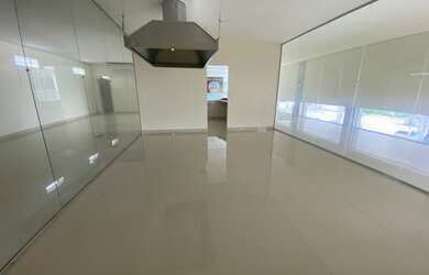 Imagem: O depósito possui 5 Vagas na garagem, 160m² de Área e está