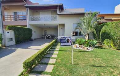 Imagem: A casa em condomínio possui 4 Dormitórios, 5 Banheiros, 4