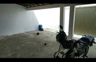 Imagem: A casa possui 3 Dormitórios, 1 Banheiro, 2 Vagas na garagem