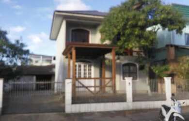 Imagem: A casa possui 4 Dormitórios, 2 Banheiros, 2 Vagas na garagem