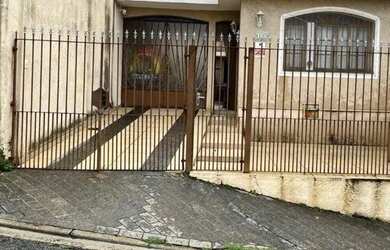 Imagem: A casa possui 2 Dormitórios, 1 Banheiro, 2 Vagas na garagem